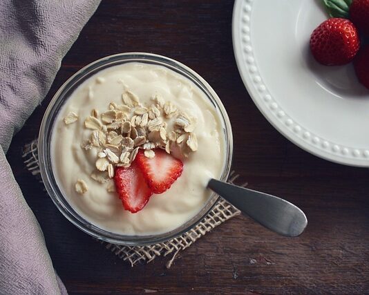 Kiedy można podać dziecku jogurt?